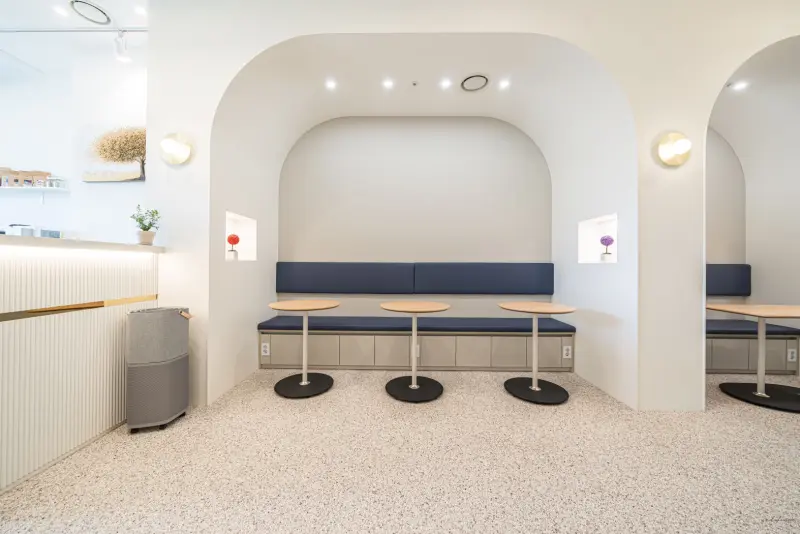 연속 아치 디자인의 감각적인 공유오피스 라운지